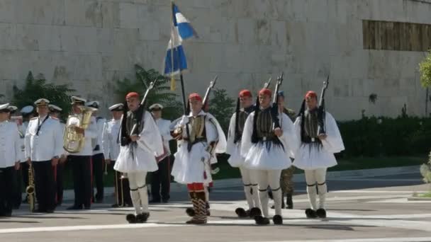 Αθήνα, Ελλάδα-Σεπτέμβριος, 4, 2016: ένας κομιστής σημαίας και στρατιώτες στην αλλαγή των φρουρών στο Ελληνικό Κοινοβούλιο — Αρχείο Βίντεο