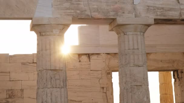 Ondergaande zon achter de propylaea in Athene, Griekenland — Stockvideo