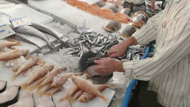Un pescadero corta un pescado en el mercado central de Athens — Vídeos de Stock