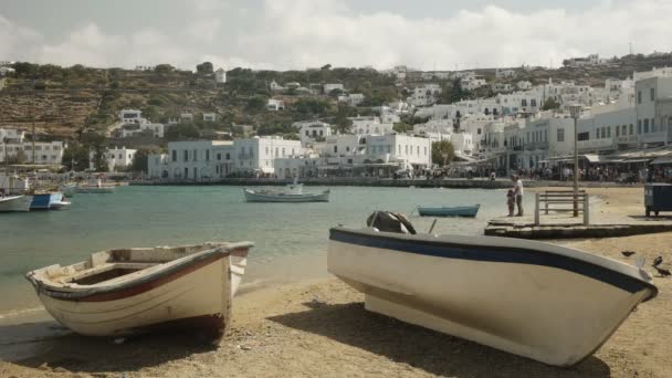 Dois barcos de pesca na praia na cidade de chora, mykonos — Vídeo de Stock