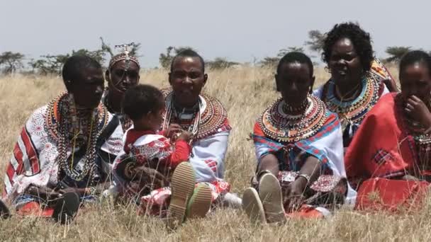 Masai Mara, Kenya-szeptember, 26, 2016: maszáj nők koiyaki irányadó iskolai diplomaosztás nap Kenyában — Stock videók