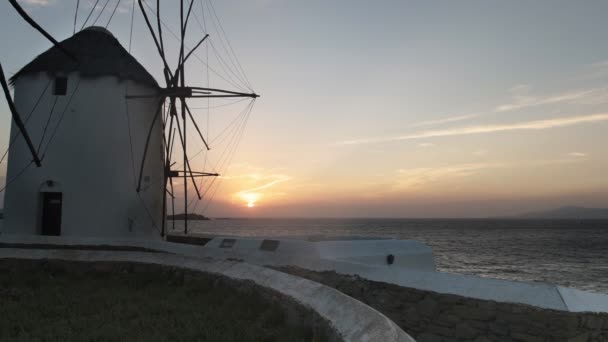 Puesta de sol detrás de viejos molinos de viento en mykonos, Grecia — Vídeo de stock