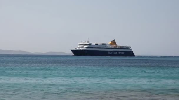 MYKONOS, GREECE-SEPTEMBER, 15, 2016: a blue star ferry arrives at the island of mykonos — стоковое видео