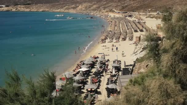 Vysoký úhel pohledu na oblíbenou pláž Elia na Mykonu — Stock video