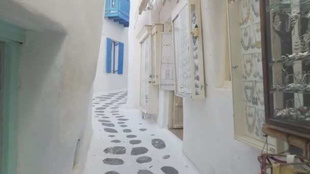 Marcher le long d'une rue de mykonos devant les magasins — Video
