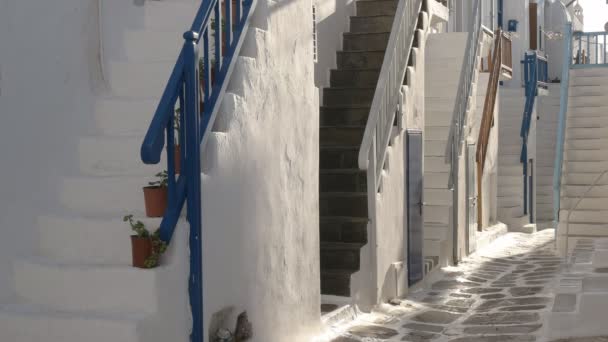 Um número de etapas da casa na cidade de chora em mykonos, greece — Vídeo de Stock