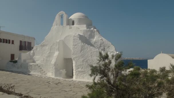 Mykonos, Görögország-szeptember, 13, 2016: Panagia Paraportiani templom a Mikonosz szigetén — Stock videók