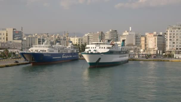 Athene, Griekenland-september, 15, 2016: de haven van Pireaus in Athene, Griekenland — Stockvideo