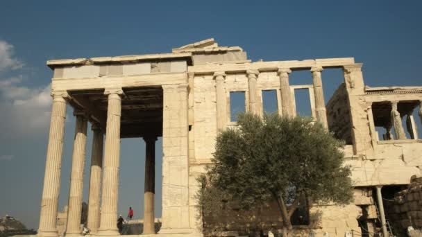 Vista lateral del erechthion en athens, Grecia — Vídeo de stock