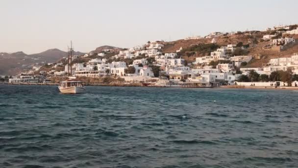 MYKONOS, GREECE-SEPTEMBER, 13, 2016: wide view of a sailing boat and the harbor at chora, mykonos — стоковое видео