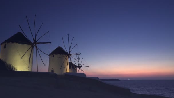 Vacker solnedgång vid väderkvarnar på den berömda ön Mykonos, Grekland — Stockvideo