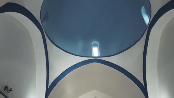 乔拉，米科诺斯，希腊 - 9月，13，2016：帕纳吉亚·罗达里奥天主教堂内部倾斜拍摄 — 图库视频影像