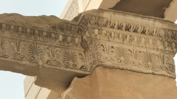 Perto de detalhes arquitetônicos do erechthion em athens, greece — Vídeo de Stock