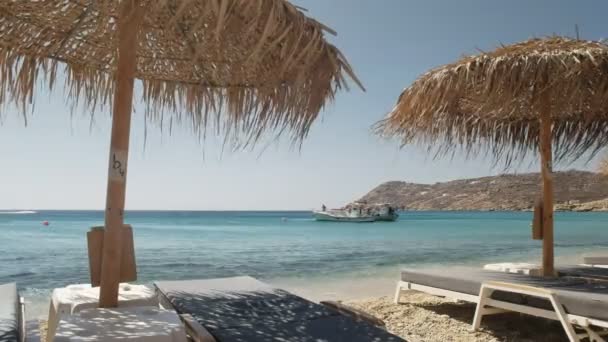Шезлонги на пляже Элии на Миконосе, Греция — стоковое видео