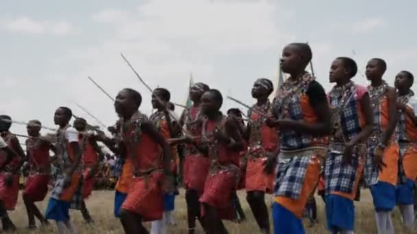 Maasai jongens dansen op koiyaki gids school afstuderen dag — Stockvideo