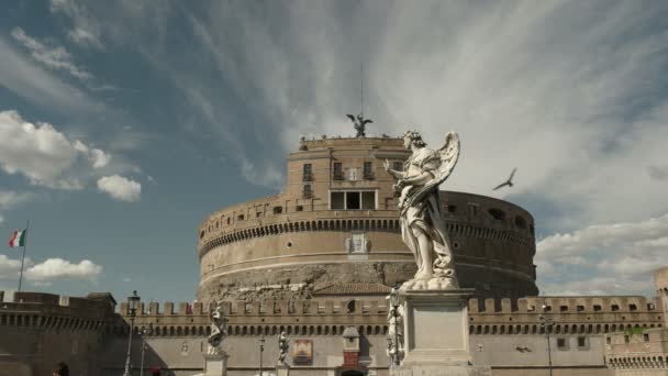 Pomnik anioła na moście w pobliżu Castel Santangelo, Rzym — Wideo stockowe