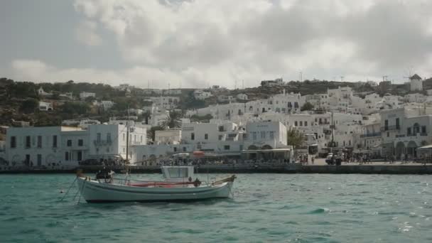 MYKONOS, GRECIA - SEPTIEMBRE, 13 de septiembre de 2016- un barco de pesca en coro en mykonos — Vídeo de stock