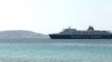 mikonos üzerinde ana limana gelen bir altın yıldız feribot izleme çekim