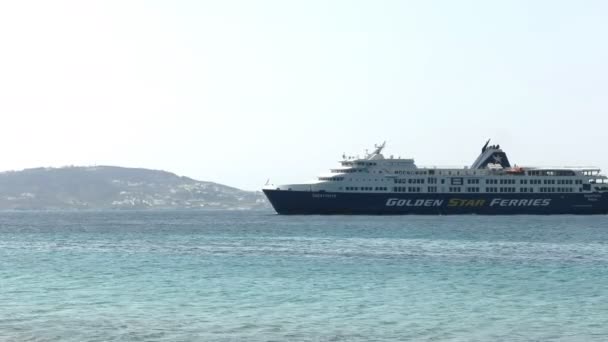 Tracking shot of a golden star ferry arriving at the main harbor on mykonos — Stock Video
