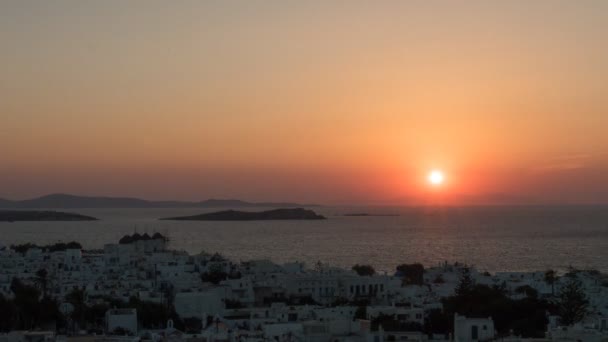 ミコノス島のチョラの町の後ろに沈む太陽の時間経過 — ストック動画