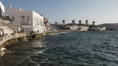mikonos üzerinde küçük bir Venedik kafeden mikonos yel değirmenleri görünümü