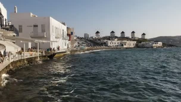 ミコノス島の小さなヴェネツィアカフェからのミコノス風車の眺め — ストック動画