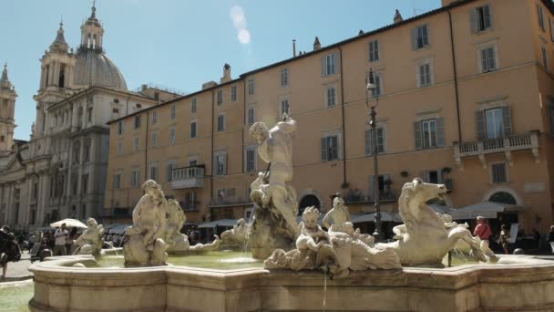 Rome, Italië-september, 6, 2016: Neptunusfontein met lens flare op Piazza Navona — Stockvideo