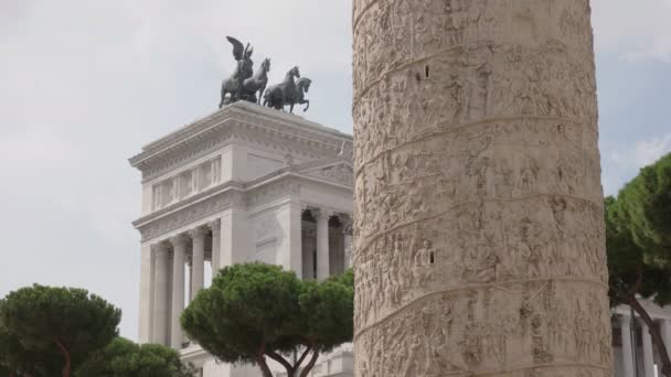 Coluna trajans e o monumento nazionale a vittorio emanuele II em roma — Vídeo de Stock