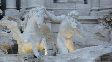 Roma'da ışıklar açık trevi çeşmesinde triton heykeli yakın
