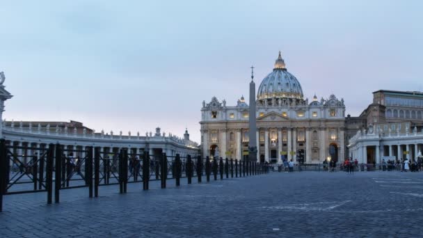 Bred låg vinkel utsikt över skymningen vid St Peters i Vatikanen — Stockvideo