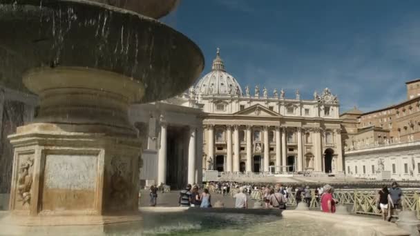 ROME, ITALY- SEPTEMBER, 6, 2016: a fountain in st peters square at the vatican — Stock Video