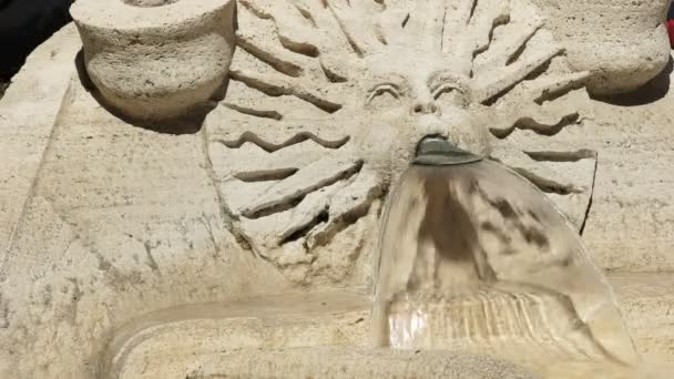 Close up of the ugly boat fountain at the spanish steps — Stock Video