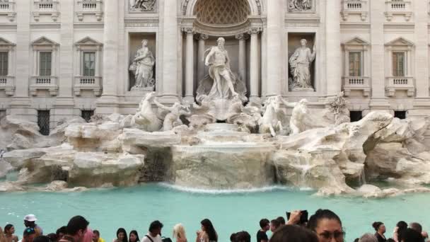 Toeristen poseren voor Foto's bij de Trevifontein in Rome — Stockvideo