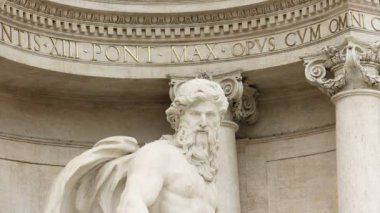 Roma'da trevi çeşmesinde oceanus heykeli yakın