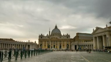 Vatikan'da St Peters üzerinde fırtına bulutları uzun pozlama çekim