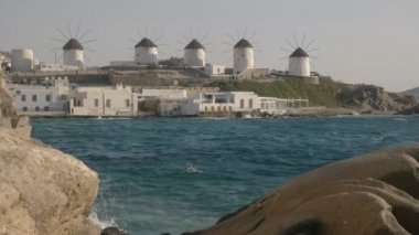 kayalık bir kıyı şeridi ile çerçeveli mikonos üzerinde ünlü yel değirmenleri