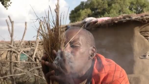A maszáj harcos elindul tüzet a hagyományos módon egy Manyatta Kenyában — Stock videók