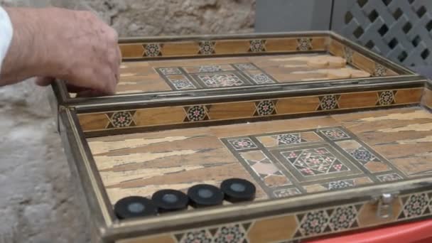 जुन्या शहराच्या मुस्लिम तिमाहीत अरबी बॅकगॅमॉनचा खेळ खेळत दोन पुरुष बंद — स्टॉक व्हिडिओ