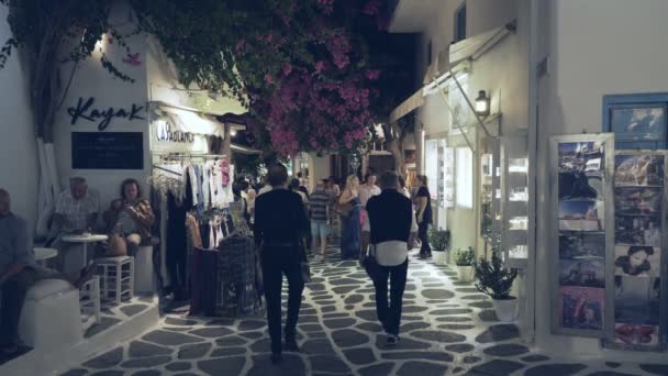 МИКОНОС, 14 СЕНТЯБРЯ 2016 г.: Магазины и туристы в городе Хора ночью на мифах — стоковое видео