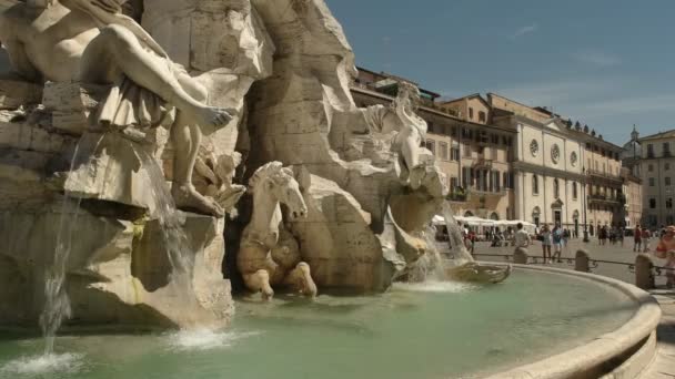 Dag tid närbild av de fyra floder fontänen i Piazza Navona, Rom — Stockvideo