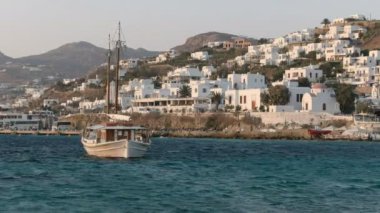 Mikonos, Yunanistan- 13 Eylül 2016: yelkenli tekne ve yeni eski chora limanına doğru görüş, mikonos