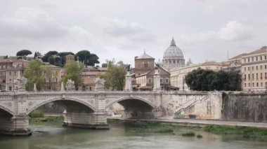Roma'da castel santangelo gelen st peters bazilika ve tiber nehri kubbesi