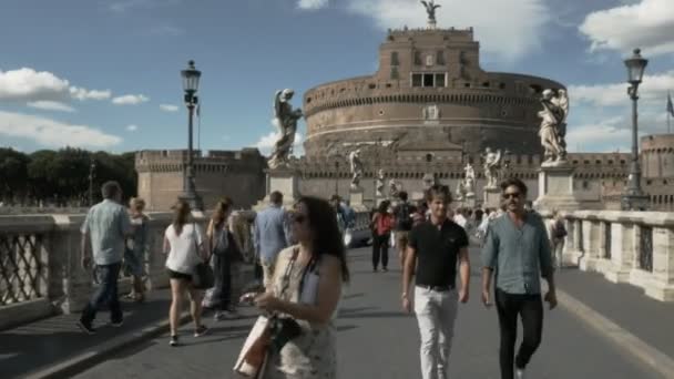 Rome, Olaszország-szeptember 6, 2016: széles Dolly típusú shot átkelés egy hídon a Castel Santangelo Rómában — Stock videók