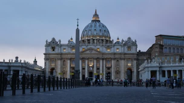 Skymning vid s:t Peters basilika i Vatikanstaten — Stockvideo