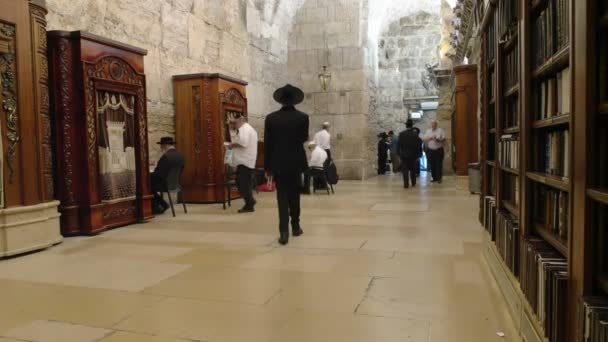 Jerozolima, Izrael-wrzesień, 19, 2016: Wnętrze sali modlitewnej na ścianie płaczu, Jerozolima — Wideo stockowe