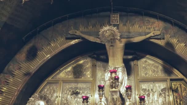 JERUSALEM, ISRAEL- SETEMBRO, 20, 2016: interior tiro igreja do santo sepulcro local de crucificação — Vídeo de Stock