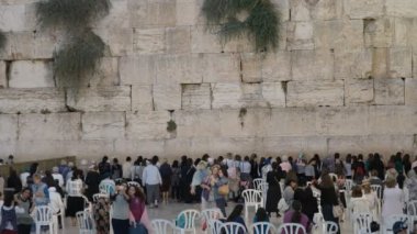 Kudüs, İsrail- 19 Eylül 2016: Kudüs'teki ağlama duvarında ibadet eden kadınlar