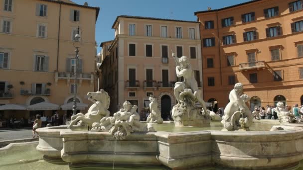 Roma, İtalya- 6 Eylül 2016: Piazza Navona'daki Neptün Çeşmesi'nde öğleden sonra — Stok video