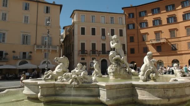 ROME, ITALY- SEPTEMBER, 6, 2016: afternoon at neptune fountain in piazza navona — Stock Video