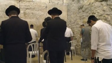 Kudüs'te feryat duvarında bir odada dua yahudi erkeklerin bir dizi